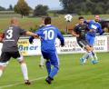Bild: hho
1:1 endete am vergangenen Sonntag das Derby zwischen dem TSV Konnersreuth (blaue Trikots) und der (SG) SV Mitterteich II/SV Steinmühle I. Am Sonntag gastiert Konnersreuth bei Schlusslicht FCV Röslau II, die SG empfängt Tabellenführer VfB Arzberg.