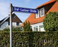 Bild: ass
Wahrscheinlich benannte der Stadtrat 1981 die Graf-Luckner-Straße unter dem Eindruck der damals sehr populären Fernsehserie über den Seehelden aus dem Ersten Weltkrieg. Heute ist der Name etwas in Verruf geraten, umbenannt wird die Straße aber nicht.