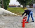 Bild: exb/ Kinderhaus Premenreuth
Der Umgang mit dem Feuerlöscher erfordert Übung. Wie es richtig geht, erklärte Kommandant Tobias Meinzinger (rechts).