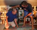 Bild: jrh
Peter und Kamil ducken sich in ihrem tiefergelegten Whisky-Keller.