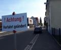 Bild: pz
In der LIststraße in Waldsassen gilt jetzt die "Rechts-vor-links"-Regel. Der Hinweis auf die Neuerung ist inzwischen von Mitarbeitern des Stadtbauhofs wieder entfernt worden.