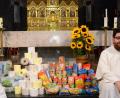 Bild: Kunz
Kaplan Pater Johannes Bosco neben dem von ihm gestalteten Corona-Erntedank-Altar in St. Josef.