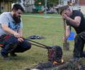 Bild: e
Bei dem Projekt hat Museumsleiter Martin Schreiner (rechts) selbst mit Hand angelegt.