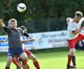 Bild: A. Schwarzmeier
Das war das 2:1 für die SpVgg Vohenstrauß: Stefan Gmeiner (weißes Trikot) erzielte den Treffer per Kopf. Beim 6:1-Sieg der Vohenstraußer in Ebnath trug sich Gmeiner dreimal in die Torschützenliste ein.