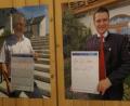 Bild: wel
An der Ausstellungswand: Auch Landrat Thomas Ebeling (rechts) und Bürgermeister Martin Birner beteiligen sich an der Aktion der evangelischen Kirchengemeinde.