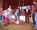 Bild: fdl
Das Bild von 1990 (von links) Alexandra Bogner, Bettina Meyer und Steffi Frieser. Dahinter Josef Wisneth, Peter Bogner und Helmut Prösl, der den Baum hält, vom Oberpfälzer Waldverein, Massenricht. Daneben Hans Wisgickl (Hausname Micherl) und Josef Luber von der Massenrichter CSU.