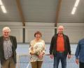 Bild: mab
Sie sind seit Jahrzehnten dem Schwarzenfelder Tennis treu verbunden. Für 35 Jahren wurden (von links) Ludwig Beslmeisl und Marianne Heller und für 50 Jahre Hubertus Blaß (50 Jahre) ausgezeichnet. Stellvertretender Abteilungsleiter Werner Cyganek (rechts) nahm die Ehrungen vor.