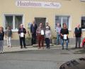 Bild: sei
Josef Rieder (Fünfter von links) wird für 70 Jahre Mitgliedschaft beim VdK geehrt. Carola Brust (Zweite von rechts) bekommt die Urkunde für 10 Jahre Mitarbeit im Kreisverband und Erhard Kleber (Dritter von links) die Urkunden für 25 Jahre Mitarbeit und Mitgliedschaft.