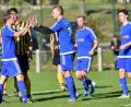 Bild: A. Schwarzmeier
Der Etzenrichter Spielertrainer Andreas Wendl (links) klatscht Noah Scheler, Torschütze zum 1:0, ab. Der SV Etzenricht siegte beim SV Kulmain deutlich mit 5:1.