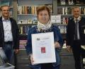 Bild: lue
Die Buchhandlung St. Peter der Lebenshilfe Kreisvereinigung in Tirschenreuth hat zum zehnten Mal in Folge das Gütesiegel „Leseforum Bayern – Partner der Schulen“ erhalten. Über die Auszeichnung freuen sich Geschäftsführer Berthold Kellner, die Leiterin der Buchhandlung, Gertraud Ernstberger, und Landrat Roland Grillmeier (von links).