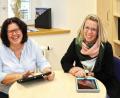Bild: JOCHEN NEUMANN 
ERBENDORF
Kinderleicht ist die Bedienung der Kita-Info-App. Auf dem Bild Kindergartenleiterin Kathrin Öcal (rechts) und Mitarbeiterin Helga Sowa (links).