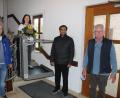 Bild: soj
Kirchenpfleger Stefan Kausler, Carmen Köstler von der Arztpraxis, Pfarrer Pater Anish George undHubert Becher von der Kirchenverwaltung (von links) überzeugten sich selber von der Einsatzbereitschaft des neuen Lifts.
