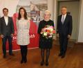 Bild: Stadt Tirschenreuth/exb
Mit einem Blumenstrauß und einem Restaurantgutschein bedankten sich bei Gabriele Saller (Zweite von rechts) Bürgermeister Franz Stahl (rechts), der Leiter der Hauptverwaltung, Markus Bergauer (links), und Leiterin der Tourist-Information Stefanie Süß.