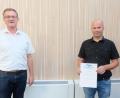 Bild: ohr
Wasserwart Jürgen Obendorfer (rechts) absolvierte erfolgreich die Ausbildung als Fachkraft für Wasserversorgungstechnik. Verbandvorsitzender Franz Grabinger (links) händigte die Bestellungsurkunde aus.