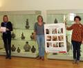 Bild: Dobmeier
Über spannende Veranstaltungen im Bereich des Kinder-Kulturprogramms im Jubiläumsjahr des Keramik-Museums informieren Irene Fritz (Mitte) und Stefanie Dietz (rechts am Plakat) die Kulturpaten (von links) Robert Stahl von der Sparkasse Oberpfalz Nord, Stephanie Forster von der Volksbank Raiffeisenbank Nordoberpfalz, und Karlheinz Schreiner von den Vereinigten Sparkassen Eschenbach, Neustadt, Vohenstrauß.