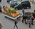 Bild: bph
Mit dem Einholen des reich geschmückten Erntewagens des Landvolks Brudersdorf-Diendorf, darauf die stattliche Erntekrone, begann in Nabburg der Festtag wie in kaum einer anderen Pfarrei in der ganzen Region.
