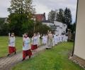 Bild: dlu
Einzug der Kommunionkinder mit ihrem Gemeindepfarrer Roland Klein und der Religionslehrerin im Kirchendienst (i.K) Stefanie Seufert-Wolf.