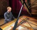 Bild: dok
Herbert Schuch spielte Beethovens "Diabelli-Variationen" op. 120, wie immer top vorbereitet, souverän, mit künstlerischem Charisma. Lob und Lorbeer dafür! Die Positionierung des Flügels vor dem Vorhang hat sich bestens bewährt; mehr Klarheit, mehr Präsenz.