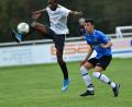 Bild: A. Schwarzmeier
Michael Bündgens (rechts) vom SV Altenstadt/WN beobachtet ganz genau, was der Grafenwöhrer Dorland Tucker mit dem Ball anstellt. Die SV Grafenwöhr II entschied das Spitzenspiel der A-Klasse West mit 3:0 für sich.