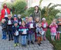 Bild: gru
Strahlende Kinder mit Birgit Bär und Kindergartenleiterin Sonja Winter.