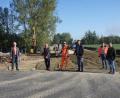Bild: wro
Beim Festakt an der Baustelle erfolgte auch der offizielle Spatenstich. Dabei waren (von links) Dritter Bürgermeister André Putzlocher, Geschäftsleiter Thomas Weiß, Bürgermeister Toni Dutz, Polier Andreas Bomann, Diplom-Ingenieur Andreas Schön, Thorsten Meiler (Verwaltung), Zweiter Bürgermeister Michael Dutz und David Schübel (TNL-Energie).