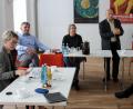 Bild: Thomas Dobler
Der Görlitzer Kultursekretär Joachim Mühle (stehend) und Susanne Lehmann (links), Pressesprecherin des sächsischen Landkreises, moderierten am Tag der deutschen Einheit eine Diskussion mit den Gästen aus Schwandorf. Zu ihnen gehörten Manuel Lischka, Carolin Schmuck und Christina Lanzl (von links).