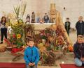 Bild: ü
Die Klasse 3a vor dem Erntedankaltar in der Pfarrkirche.