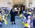 Bild: bey
Mit gelb-weißen Fähnchen winken die Kindergartenkinder Schwester Maria Fuchs beim Verlassen der Stadtpfarrkirche ein letztes Mal zu.