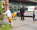 Bild: Bühner
Auch Traubenernte gehört zur Arbeit der neuen Kollegin Alexandra Feuerer in der
Stadtgärtnerei Weiden. Nach 22 Jahren hat sie ihre erste Festanstellung. Darüber freuen sich mit ihr (von links) Vorarbeiter Fabian Schreffl, Abteilungsleiter Björn Scheffczyk, denk!statt-Betreuerin Silke Pappenberger und Jobcenter-Geschäftsführer Peter Witt.