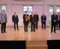 Bild: aks
Abschied in großer Runde (von links). Bezirkstags-Kulturreferent Richard Gaßner, Bezirksrat Martin Preuß, Maria und Benedikt Boßle, Bezirkstagspräsident Franz Löffler, Landrat Richard Reisinger, der neue Schulleiter Dominik Lehmeier und Bürgermeister Michael Göth.