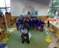 Bild: fks
Pfarrvikar Linus Chukwudi Nwankwo wurde vom Kindergarten herzlich begrüßt. Ein Genusskorb mit bayerischen Spezialitäten durfte nicht fehlen.
