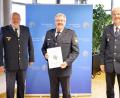 Bild: Polizeipräsidium Oberpfalz
Seit 40 Jahren ist Robert Feuerer (Mitte) im Polizeidienst. Dafür zeichneten ihn Polizeipräsident Norbert Zink (links) und Polizeivizepräsident Thomas Schöniger aus.