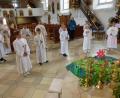 Bild: mng
Die erste Gruppe mit zehn Erstkommunikanten. Weil aufgrund der Sicherheits- und Hygienebestimmungen nur 60 Gottesdienstbesucher in der Pfarrkirche zugelassen sind, musste die Erstkommunion auf zwei Eucharistiefeiern aufgeteilt werden.