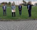 Bild: prh
Mit der Verdienstnadel in Gold mit Brillanten, großem Kranz und Urkunde ehrte BLSV-Kreisvorsitzender Ernst Werner (Zweiter von rechts) Karl Schmidberger (Zweiter von links) für seine Leistungen für den Sport und die Tischtennisabteilung der DJK in Anwesenheit von Bürgermeister Sebastian Dippold (rechts) und DJK-Vorsitzendem Wolfgang Schwarz (links).