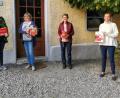 Bild: njn
Aktionsleiterin Katrin Feil (von links) freut sich mit Erika Häupler, Erna Mehlhase und Schlossherrin Alexandra von Podewils auf viele Mitpacker.