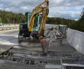 Bild: jr
Ein Spezialunternehmen aus Oberbayern führt die Sanierungsarbeiten auf der Brücke über die Autobahn A93 zwischen Pechbrunn und Mitterteich aus.