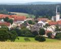 Bild: do
Neben der Pfarrkirche sind auch die Schulgebäude (im Hintergrund mit rotem Dach) ortsbildprägend, wie diese Panoramaaufnahme zeigt. Für die IG ist deshalb eine neue Schule im Form eines Glas-Hochhauses nicht vorstellbar.