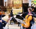 Bild: do
Ein trauernder Dmitri Schostakowitsch trifft in Speinshart auf einen humorvollen Ludwig van Beethoven: Das weltweit agierende Ensemble "New Cologne Piano Trio Shanghai" versteht es, ganz unterschiedliche Klangwerke der weltberühmten Komponisten beim Rosenkranzfest in einer mitreißenden Interpretation zu vereinen.