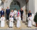 Bild: bsc
Nach dem Festgottesdienst stellten sich Pfarrer Joseph (hinten Mitte), die Lehrer Stefan Müllbauer (hinten links) und Claudia Wölke (hinten rechts), die Betreuer und Tischmütter (mittlere Reihe von links) Roland Zeitler, Claudia Paukner, Christine Schraml und Tanja Tretter-Wöhrl mit den Kommunionkindern zum Erinnerungsfoto.