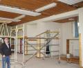 Bild: mmj
Bürgermeister Manfred Dirscherl nimmt die Arbeiten an der ehemaligen Schule in Weiding in Augenschein. In der Turnhalle werden demnächst die Deckenheizkörper eingebaut.
