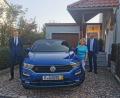 Bild: wmi
Für Elisabeth Landskron hat sich das Gewinnsparen rentiert: Sie hat einen nagelneuen VW T-Roc Cabriolet gewonnen. Mit ihr gefreut haben sich Regionalmarktleiter Stefan Schedl (rechts) und Privatkundenberater Nikolas Wiesnet (links).