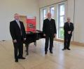 Bild: aks
Stabwechsel an der Berufsfachschule für Musik des Bezirks Oberpfalz: Bezirkstagspräsident Franz Löffler (Mitte) mit dem scheidenden Schulleiter Benedikt Boßle (links) und seinem Nachfolger Dominik Lehmeier (rechts).