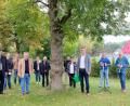 Bild: u
Die vor 30 Jahren von der CSU im Josefshausgarten gepflanzte Wiedervereinigungs-Linde ist mächtig gewachsen. Davon überzeugen sich die CSUler bei einem Gedenkakt (von links): Alt-Bürgermeister Helmut Rösch, Martin Meier, Hans-Jürgen Schönberger, Dritter Bürgermeister Hermann Gebhard, Ehren-Vorsitzender Werner Schulz, Michaela Meier, Alfred Härtl, Martin Merkl, Zweite Bürgermeisterin Bärbel Birner, Bürgermeister Hermann Falk, Maximilian Stein, Gunter Leipert und Fraktions-Vorsitzender Christian Gnan.