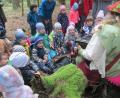 Bild: bk
Mit viel Lachen und Spielfreude genossen die begeisterten Kinder die aufregende Zeit mit Pimperella Pumpelsack im Wald.