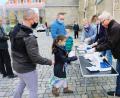Bild: do
Der Minibrot-Stand ist gut besucht. Den Verkauf organisiert Pastoralreferent Alfred Kick (rechts) gemeinsam mit Eltern der Ministranten.