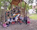 Bild: ohr
Die Außenanlage des Kindergartens St. Michael in Weidenthal, Gemeinde Guteneck, erhält ein neues Gesicht. Dank Unterstützer und vieler fleißiger Helfer entsteht ein kleines Naturparadies. Auch innen tut sich einiges.