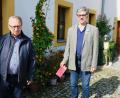 Bild: do
Im Wissen um das Leid vieler Betroffener übergibt Johann Mayer aus Speinshart (rechts) an den stellvertretenden Vorsitzenden der Kinderkrebshilfe in der Region Oberpfalz Nord, Andreas Steinl, eine Geldspende von 500 Euro.