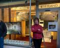 Bild: Annette Spreitzer/exb
Susanne Neumann und Robert Christ vorm "Schau-Fenster" des Kunstprojekts Badehaus Maiersreuth in der Prinzregent-Luitpold-Straße in Waldsassen.