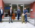 Bild: bjp
Hier spielt die Musik jetzt noch harmonischer: Dank eines Kleinprojekte-Zuschusses der ILE-Region Vierstädtedreieck (Zweite von rechts: Regionalmanagerin Annika Schreier) konnte die regionale Musikschule (Zweiter und Vierter von links: die Schulleiter Joachim Steppert und René Bauer) mehrere Instrumente anschaffen. Darüber freut sich auch Bürgermeister Bernhard Stangl (links).