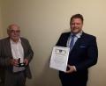 Bild: lnz
Ernst Bayer (links) bekam am Montag bei der Stadtratssitzung im Feuerwehrhaus von Bürgermeister Stefan Grillmeier die Goldene Bürgermedaille der Stadt Mitterteich sowie die dazugehörige Urkunde überreicht.